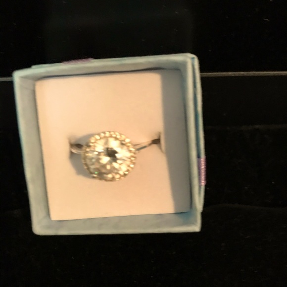 Gorgeous new silver ring size 9 simply Elegance at its best brilliant zirconium! - Picture 1 of 3